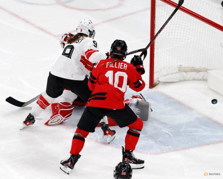Ice hockey-Poulin powers Canada into women's final with US