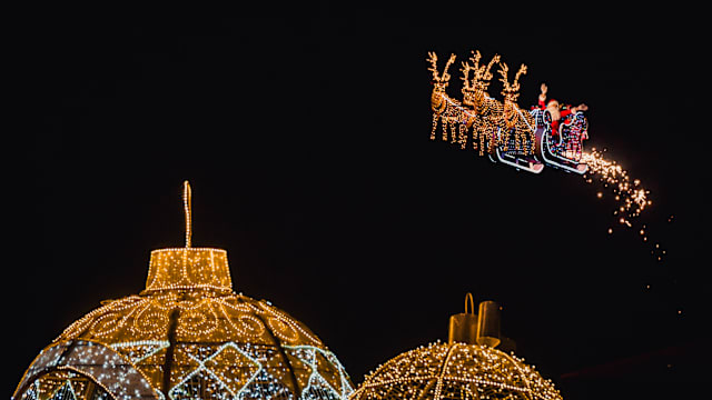 飞天圣诞老人降临滨海湾花园！Christmas Wonderland 2025正式开幕，打卡亚洲最高圣诞金字塔