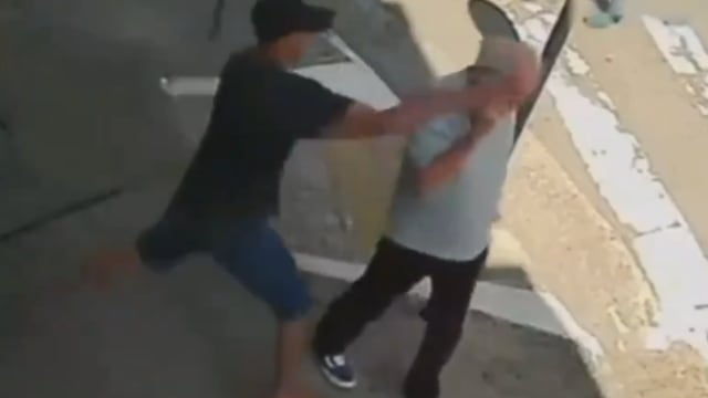 巴西少年抢老翁手机 3秒后遭巴士撞死