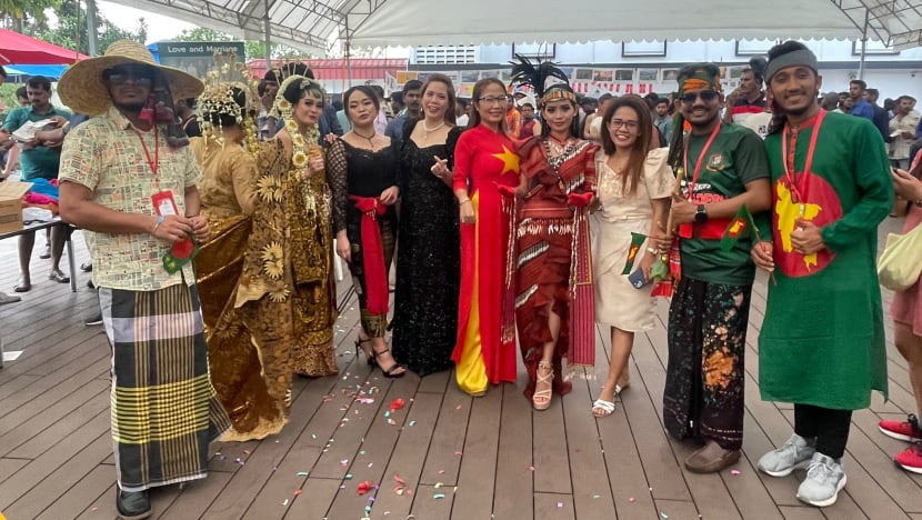 Pekerja hijrahan belajar budaya satu sama lain & budaya tempatan sempena Hari Keharmonian Kaum