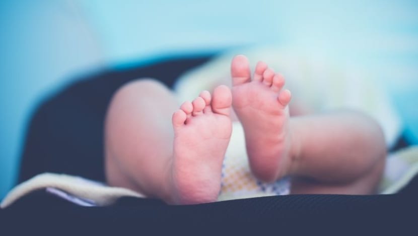 Bayi lelaki bertali pusat ditinggalkan depan surau