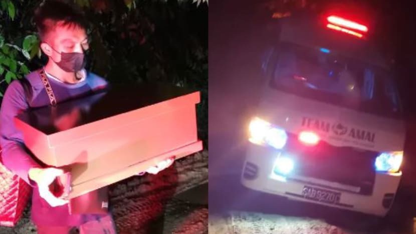 Dek keadaan jalan raya teruk, bapa terpaksa membetis 1 jam sambil gendong jenazah anak