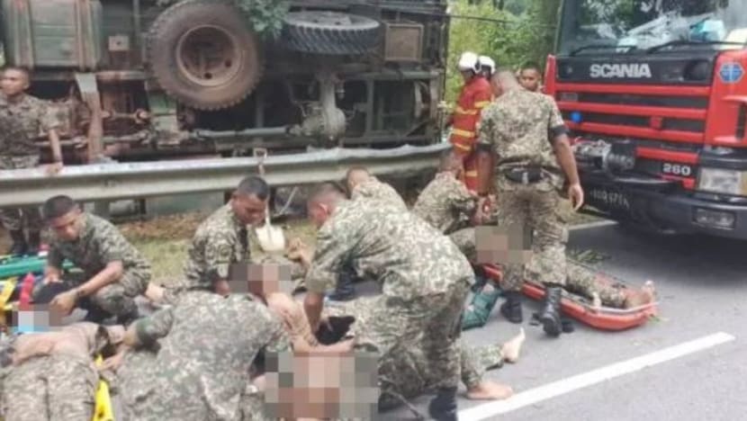 PRU15: Trak bawa 24 anggota tentera pergi mengundi terbalik, dua parah PRU15: Trak bawa 24 anggota tentera pergi mengundi terbalik, dua parah