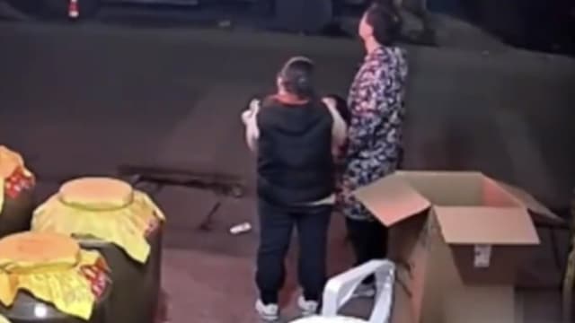 中国1岁男婴病重 在父母怀中看完最后一场烟火后离世