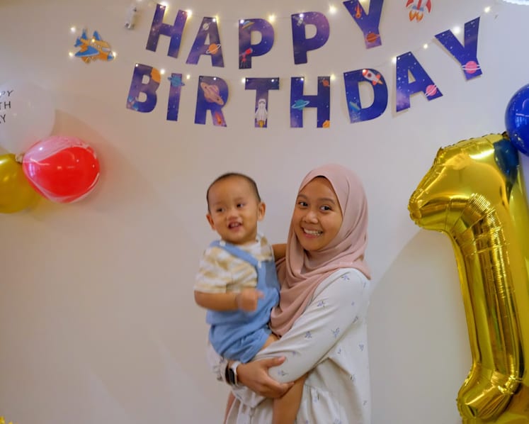 One year of breastfeeding challenges as a first-time mum: Night feeds, immense joy and mastitis