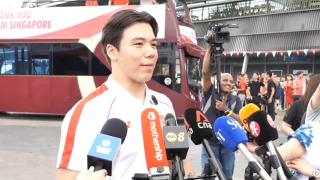 参加游行接受沿途公众祝贺 墨士廉：开心看到公众给予支持