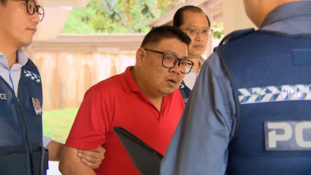 涉冒充政府官员诈骗案 马国男子被押回现场重组案情