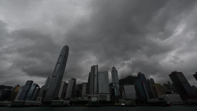 受台风“小犬”暴雨影响 香港今暂停股票交易