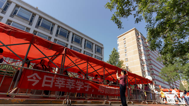 中国学生进考场 连眼镜也需过安检