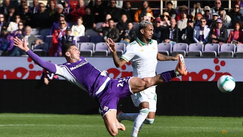 Roma take top spot with 2-1 comeback win at Fiorentina