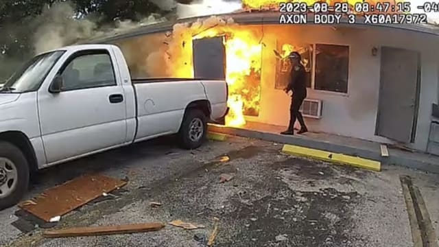 美国直升机坠落民宅 女子受困家中当场身亡