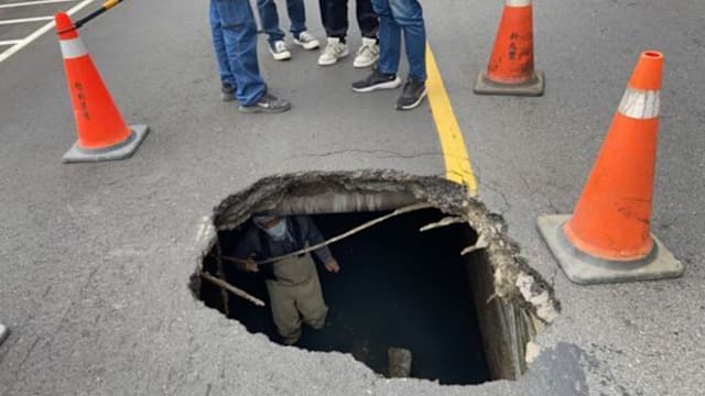 台湾马路出现“天坑” 深度约两米