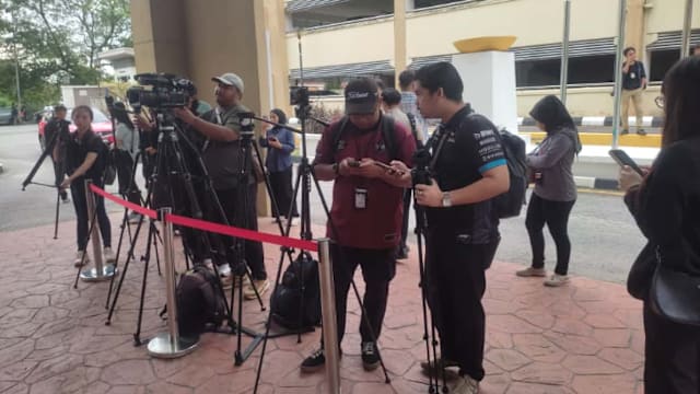 涉刺死16岁女生 马国14岁少年双亲陪同下被控谋杀罪