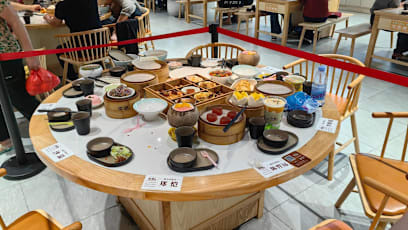 Restaurant Slammed For Keeping & Displaying Celebs’ Leftovers For Photo Ops