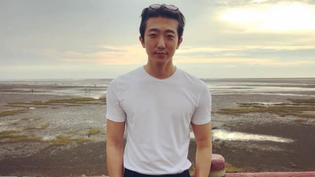 父亲离世，怀秋深夜晒旧照写7字告别