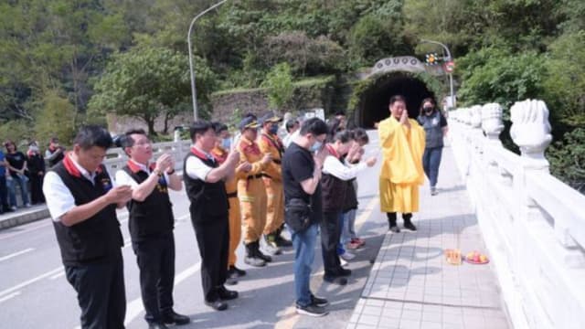 失联12天！新加坡家属返回现场办招魂法会 哭唤夫妇回家