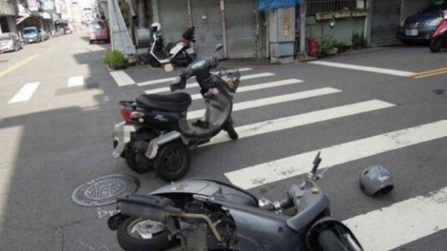 疑似无照驾驶摩托车 台85岁老妇撞倒孕妇