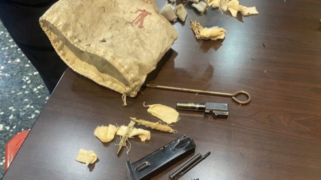 名牌袋装枪支零件被宠物狗叼回 台狗主急报警