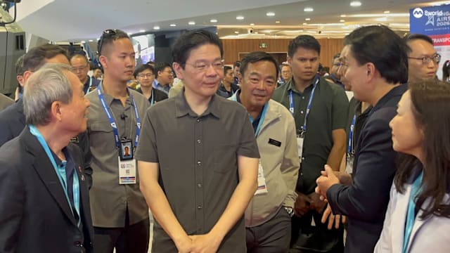 黄总理参观新加坡航空展 了解我国在航空等相关领域的发展