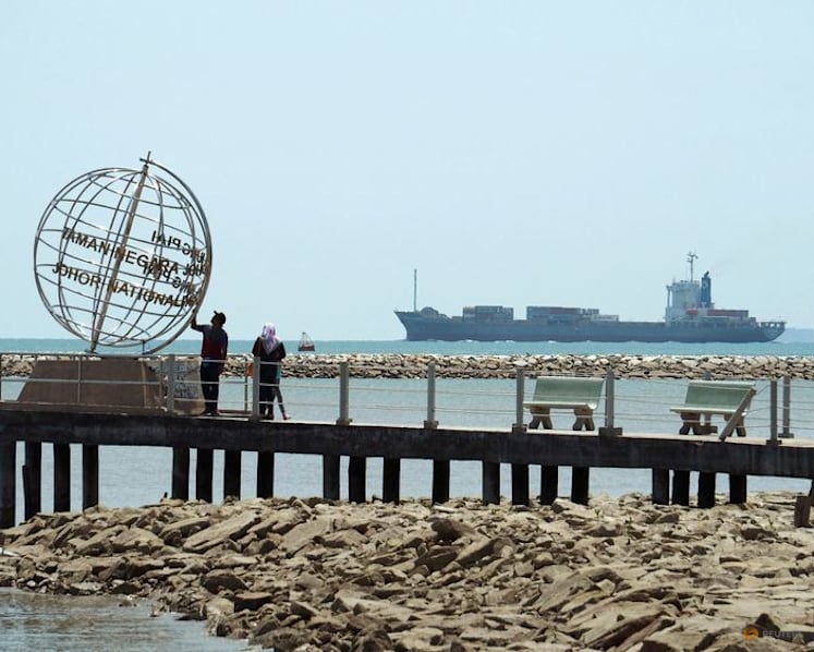 Indonesia will not impose tariffs in the Strait of Malacca: Foreign minister
