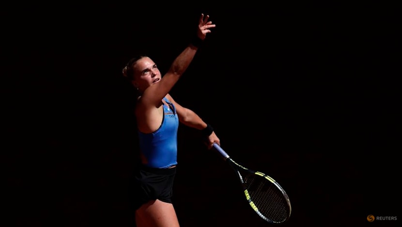 Erratic Swiatek reaches French Open round three