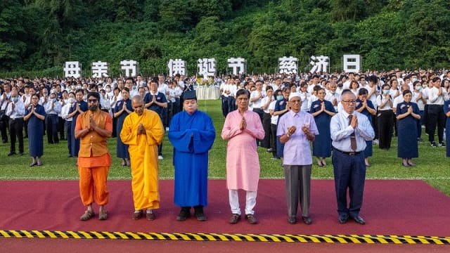 慈济复办实体周年庆  3500人浴佛典礼同庆“三节合一”