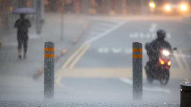 全岛多区傍晚迎降雨 裕廊镇大会堂路一度淹水