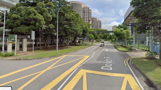 小学生放学途中遭兜售电子烟  校方加强校园周边巡查 