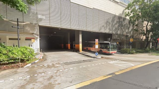 双层巴士开上路缘  撞倒防撞柱毁车身