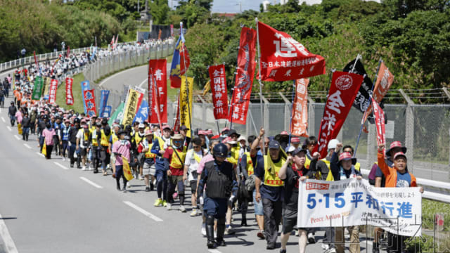 日本冲绳县居民和平游行 要求实现“无美军基地冲绳”