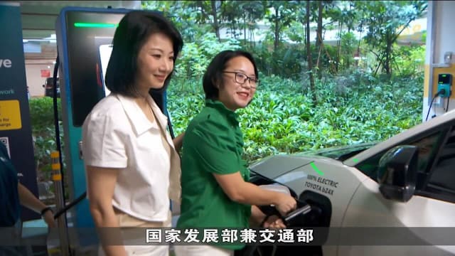 首个组屋停车场电动车快速充电中心在登加投入运作
