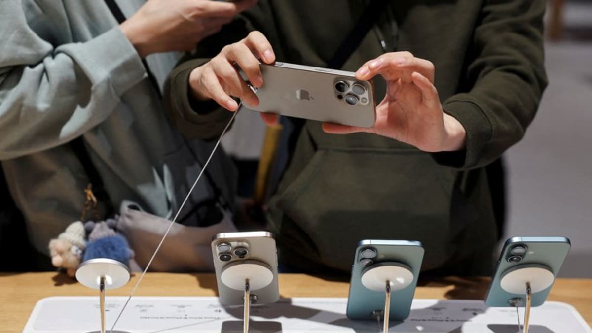 Apple offers iPhone discounts in China as competition intensifies Apple offers iPhone discounts in China as competition intensifies