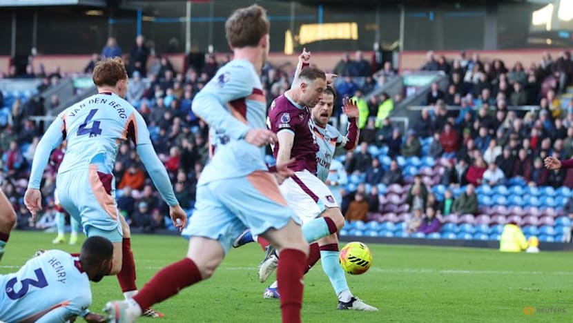 Man City move within two points of leaders Arsenal, Liverpool thrash West Ham
