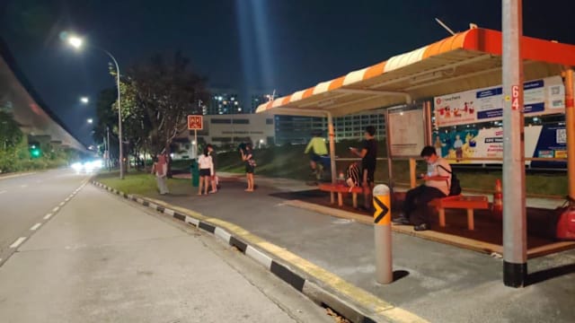 双层巴士撞上巴士站顶部 议员：非巴士勿驶入车站 恐致安全隐患