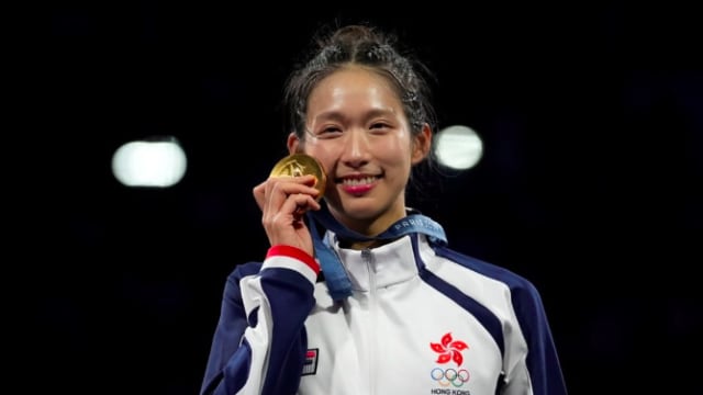 女子重剑选手江旻憓战胜法国选手 为香港赢首金