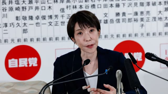 竞选期间遭拉扯受伤 高市早苗手缠绷带现身党总部