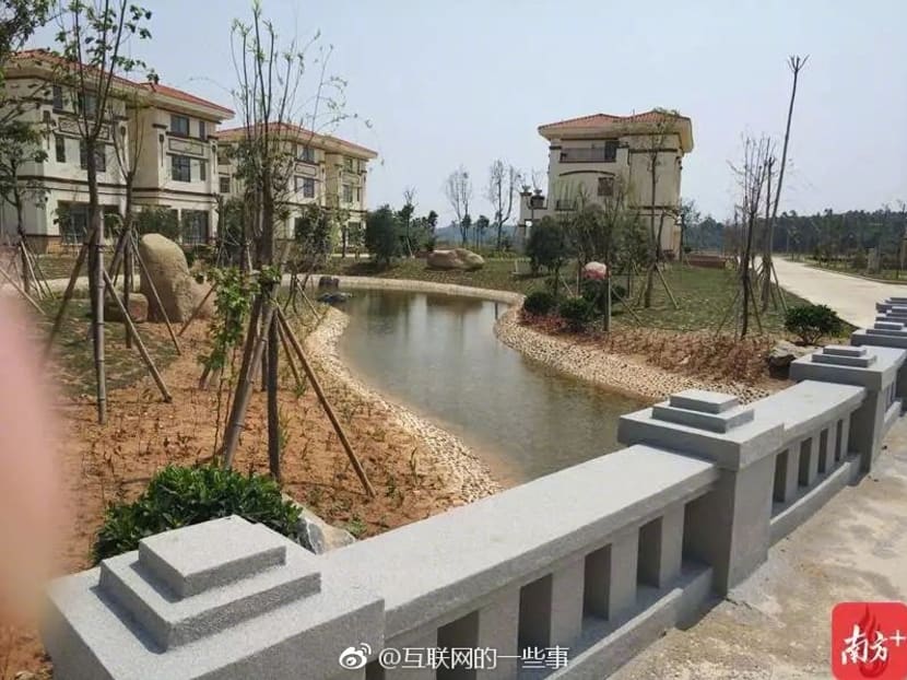 The housing estate in Guangdong province features a stream with a bridge over it, basketball and badminton courts, and even a stage for opera performances. Photo: Sina Weibo