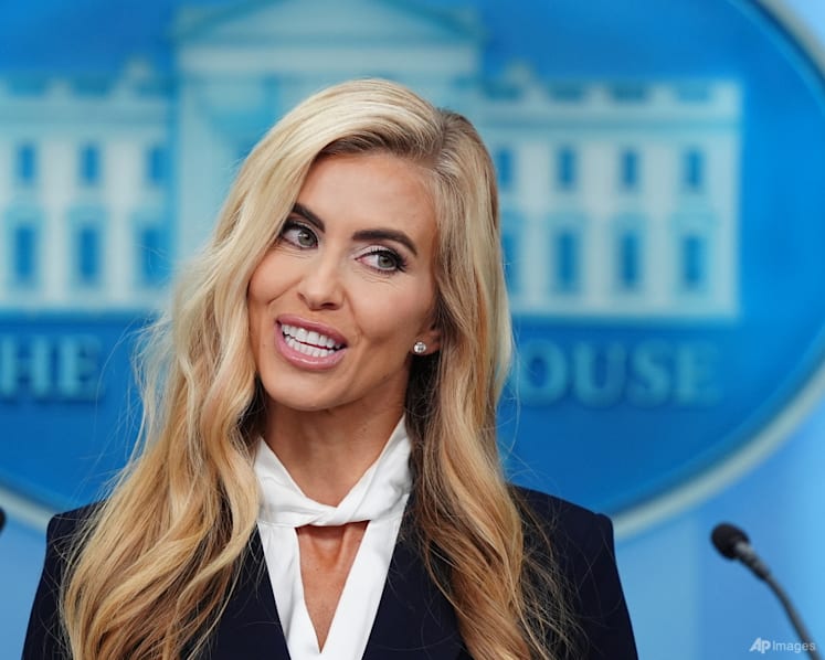 New White House spokeswoman heavy on Trump praise, light on questions in debut New White House spokeswoman heavy on Trump praise, light on questions in debut