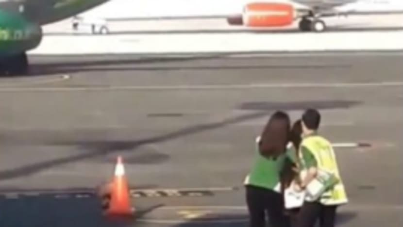 Gara-gara tertinggal pesawat, wanita nekad masuk landasan lapangan terbang Gara-gara tertinggal pesawat, wanita nekad masuk landasan lapangan terbang