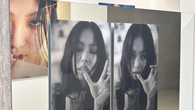 比新歌更暖！BLACKPINK Jennie捐摄影展收益　加码1亿韩元助长辈过冬