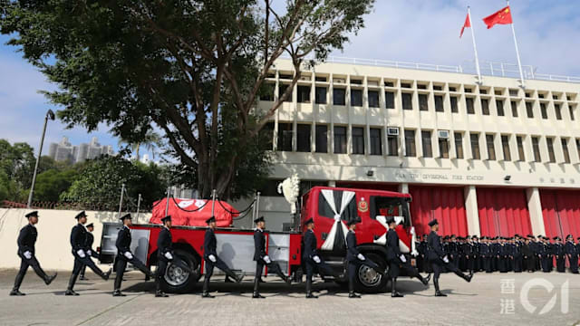 消防车化身灵车 生前头盔伴宏福苑殉职消防员一同下葬