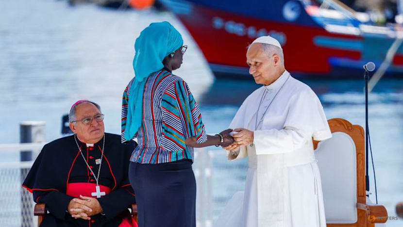 Pope condemns 'indifference' towards migrants on Canaries trip