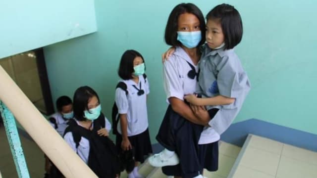 每天抱残障同学爬楼梯上课 泰国一群学生感动无数网民