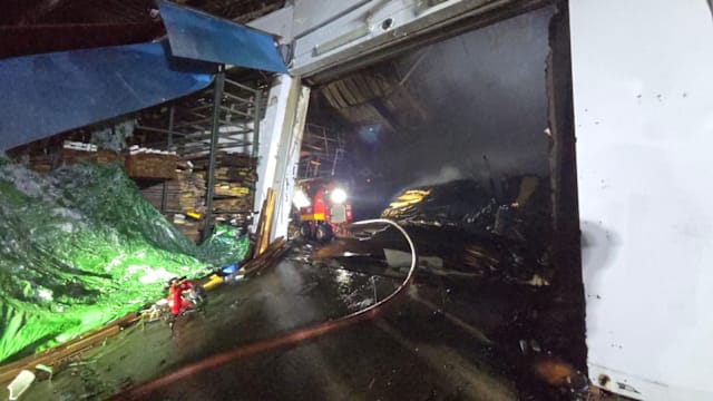 友诺士大火燃烧五个半小时终于扑灭 浇湿工作预计持续整夜