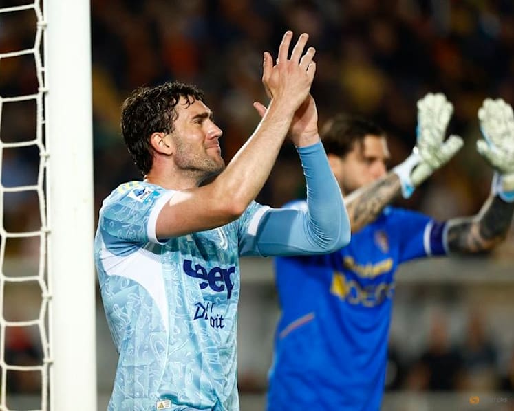 Vlahovic strikes after 10 seconds as Juve climb to third with Lecce win