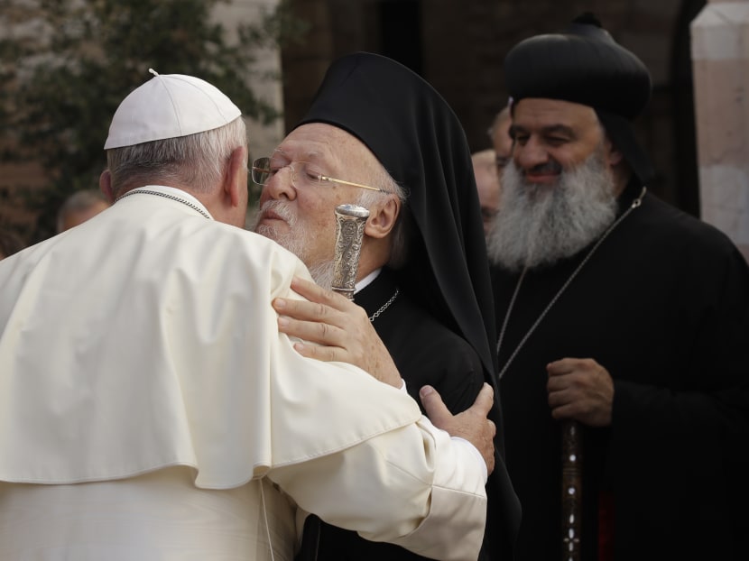 Pope Francis salutes Ecumenical Patriarch Bartholomew I as he arrives as he arrives to the Holy Covent of Assisi, Italy, Tuesday, Sept. 20, 2016. Pope Francis has chatted with leaders and representatives of many religions at a gathering to pray for peace in Assisi, the home town of St. Francis. Photo: AP