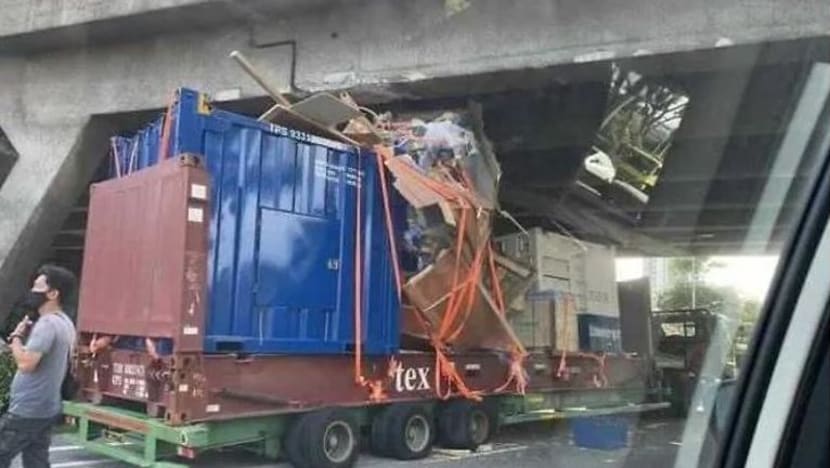 Pemandu ditahan setelah treler dipandunya langgar jejambat di AYE