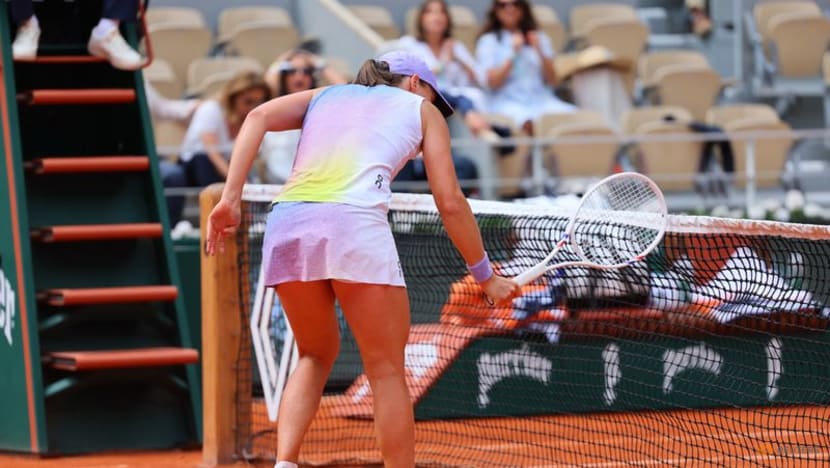 Swiatek digs herself out of deep hole, Alcaraz powers on at French Open