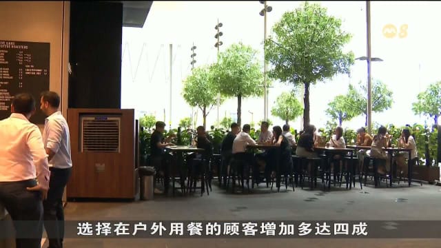 天气炎热 户外餐饮装冷风机吸引食客