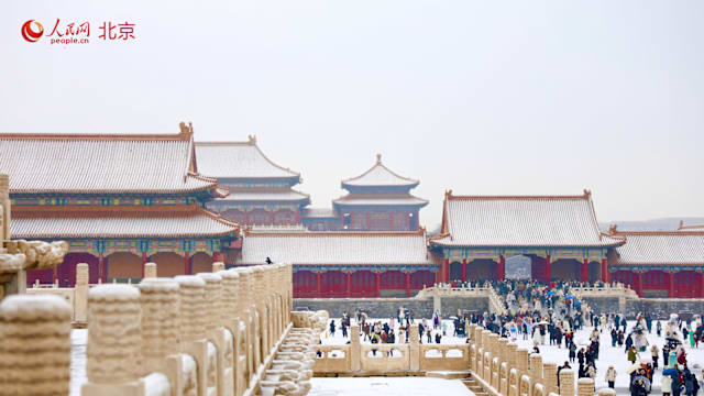 北京迎来今冬首场降雪 故宫雪景如画吸引大批游客